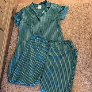 Silky PJ set Liz Claiborne. Excellent cond. Never worn. Large. Teal/navy/white.